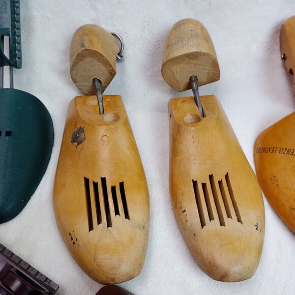 Vintage Lot of Wooden & Plastic Shoe Form Trees - Picture 5 of 12